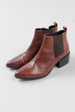 Load image into Gallery viewer, Vagabond brown pointed slip on boots (40)
