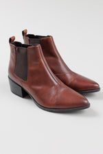 Load image into Gallery viewer, Vagabond brown pointed slip on boots (40)
