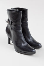 Load image into Gallery viewer, Janie Philip black heeled zip up booties with small side buckle (40)
