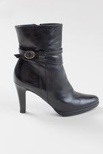 Load image into Gallery viewer, Janie Philip black heeled zip up booties with small side buckle (40)
