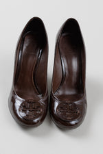 Load image into Gallery viewer, Tory Burch patent leather brown wedge heeled shoes (7)
