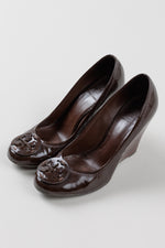Load image into Gallery viewer, Tory Burch patent leather brown wedge heeled shoes (7)
