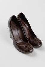 Load image into Gallery viewer, Tory Burch patent leather brown wedge heeled shoes (7)
