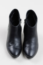Load image into Gallery viewer, ECCO black leather round toe chelsea boot w/ heel (39)
