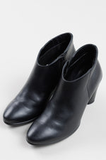 Load image into Gallery viewer, ECCO black leather round toe chelsea boot w/ heel (39)
