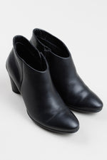 Load image into Gallery viewer, ECCO black leather round toe chelsea boot w/ heel (39)
