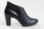 Load image into Gallery viewer, ECCO black leather round toe chelsea boot w/ heel (39)
