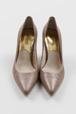 Load image into Gallery viewer, Michael Michael Kors beige pointed toe pump (7)

