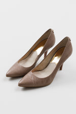 Load image into Gallery viewer, Michael Michael Kors beige pointed toe pump (7)
