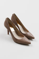 Load image into Gallery viewer, Michael Michael Kors beige pointed toe pump (7)
