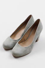 Load image into Gallery viewer, Audley Londong dove suede round toe pump (36.5)
