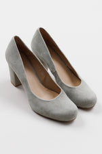 Load image into Gallery viewer, Audley Londong dove suede round toe pump (36.5)
