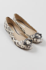 Load image into Gallery viewer, Diane von Furstenberg beige and black snakeskin flats (8.5) with gunmetal buckle
