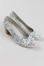 Load image into Gallery viewer, Dorking white floral print pumps with 3” wooden block heel (40)
