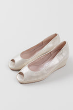 Load image into Gallery viewer, DI CHENZO gold iridescent peep toe wedge, like new condition (35)
