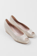 Load image into Gallery viewer, DI CHENZO gold iridescent peep toe wedge, like new condition (35)

